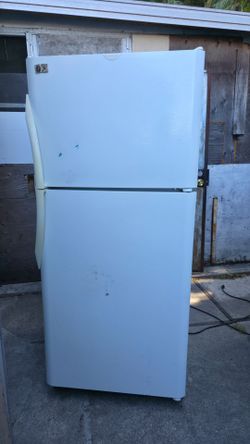 Frigidaire Top-Freezer Refrigerator