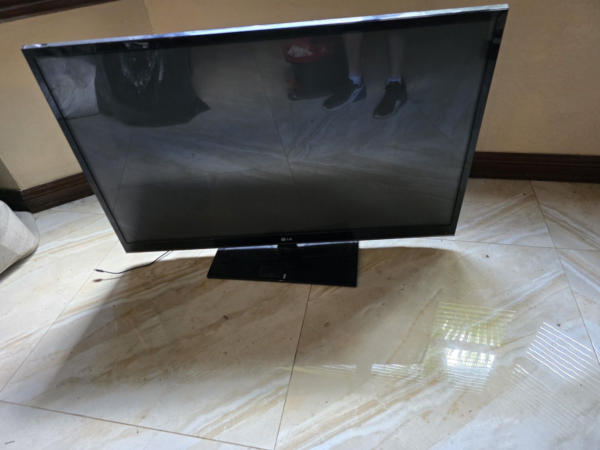 L g fifty inch flat screen t v works great with remote