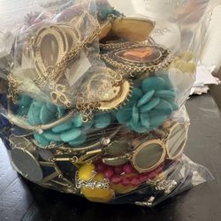 40 Pieces Of Costume Jewelry Including  Necklaces Brackets, Earrings ,rings
