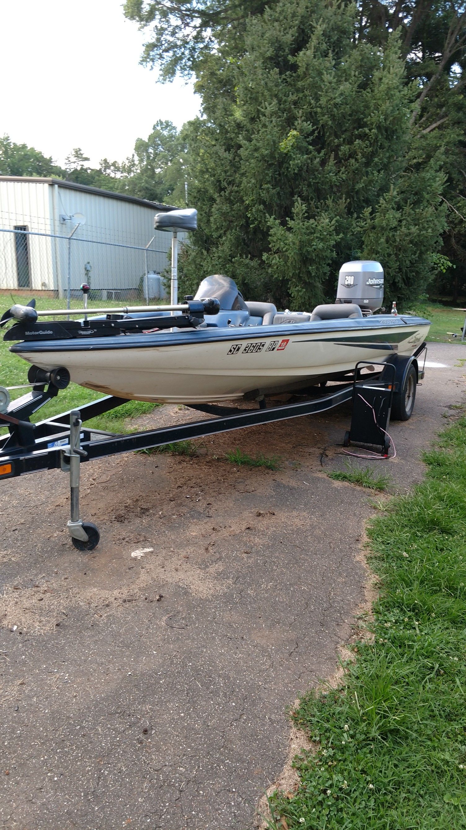 2000 Sprint 290 pro 18.5ft with 200 Johnson