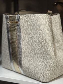 Michael Kors Pratt Medium Bucket Bag