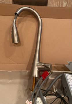 Delta Essa 16971Z-SSSD-DST Pull-Down Kitchen Faucet – SpotShield Stainless – Open Box