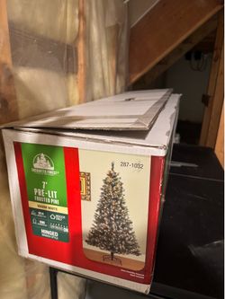 7’ Pre-lit Christmas tree
