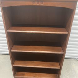 Ethan Allen American Dimensions 4 Shelves Bookshelf Minor Imperfection. Used in good condition with some cosmetic blemishes. These blemishes are in th