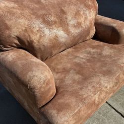 Comfy Lounge Chair Love Seat!