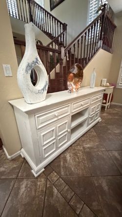 Beautiful white Isabella sideboard /tv stand in excellent condion with drawers and storage 71” inch