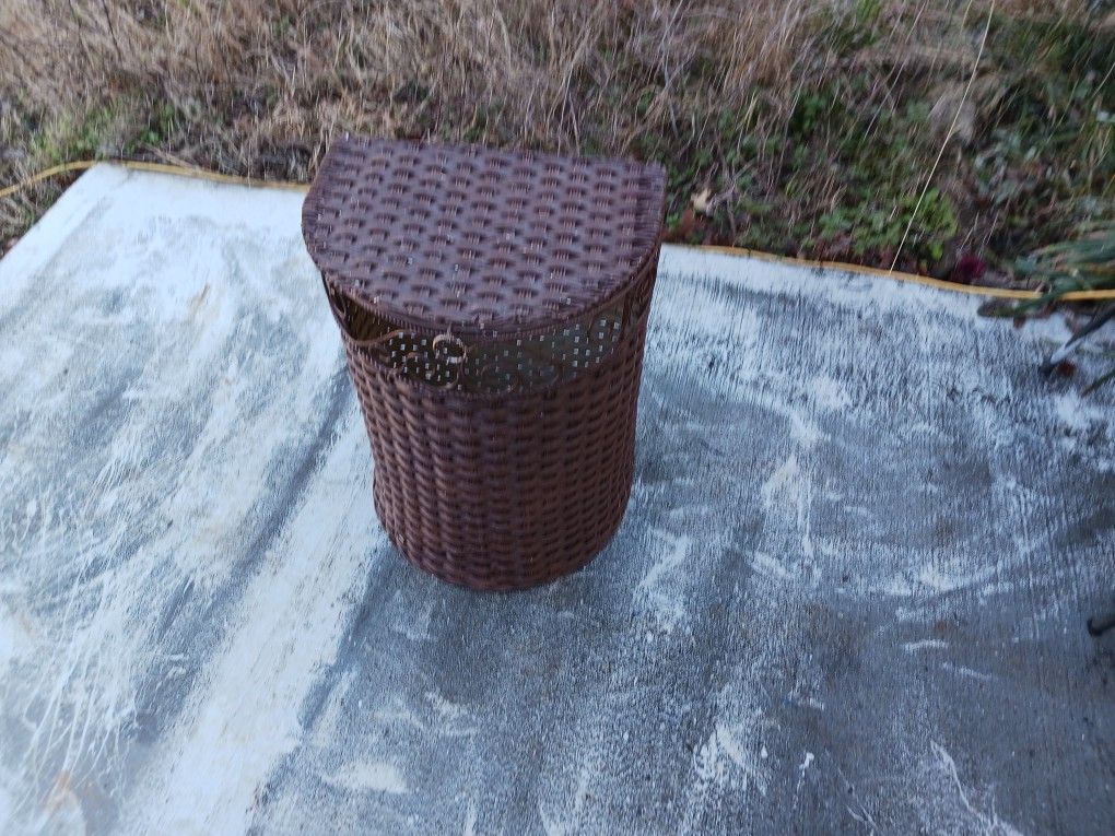 CLOTHES HAMPER SIZE MEDIUM.