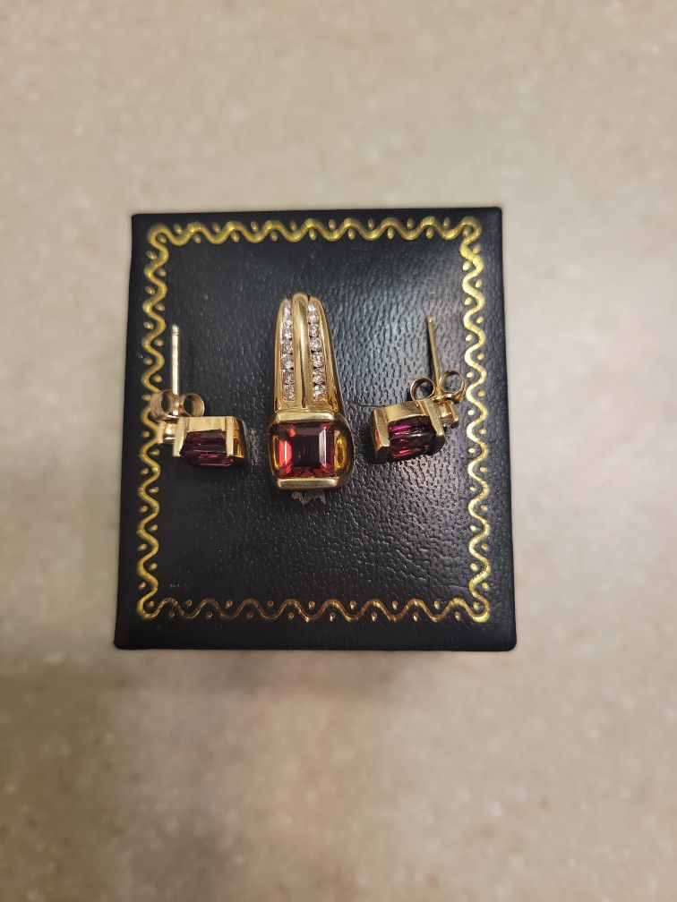 14 K Gold Gemstone And Diamonds Pendant And Earrings Set.  Weight Is 6.5 Grams