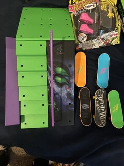 “Hot Wheels Skate fingerboard lot with ramp/park set