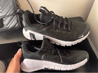 25 7/5 women’s Nikes like new