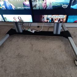 Video Wall Bundle with (4) SAMSUNG TVs with rolling stand & screen split controller, 111 inches total diagonal length

Condition is used for a few eve