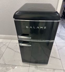Great Working Galanz 3.1 cu ft Retro Mini Fridge In Super Great Condition
