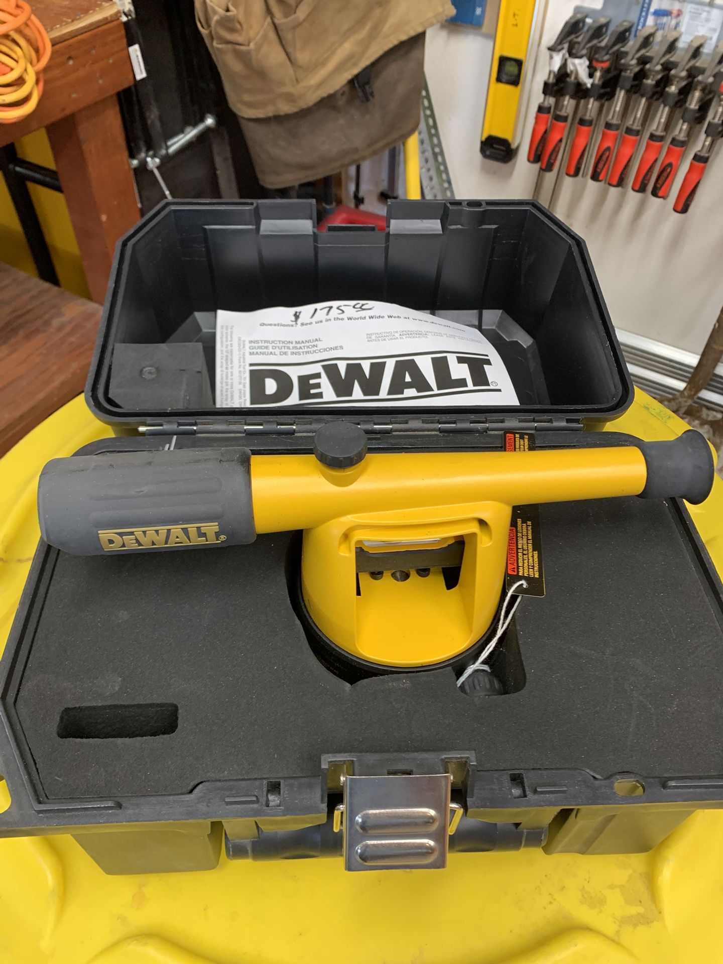 DeWalt Builders Level. DW090 Brand New.