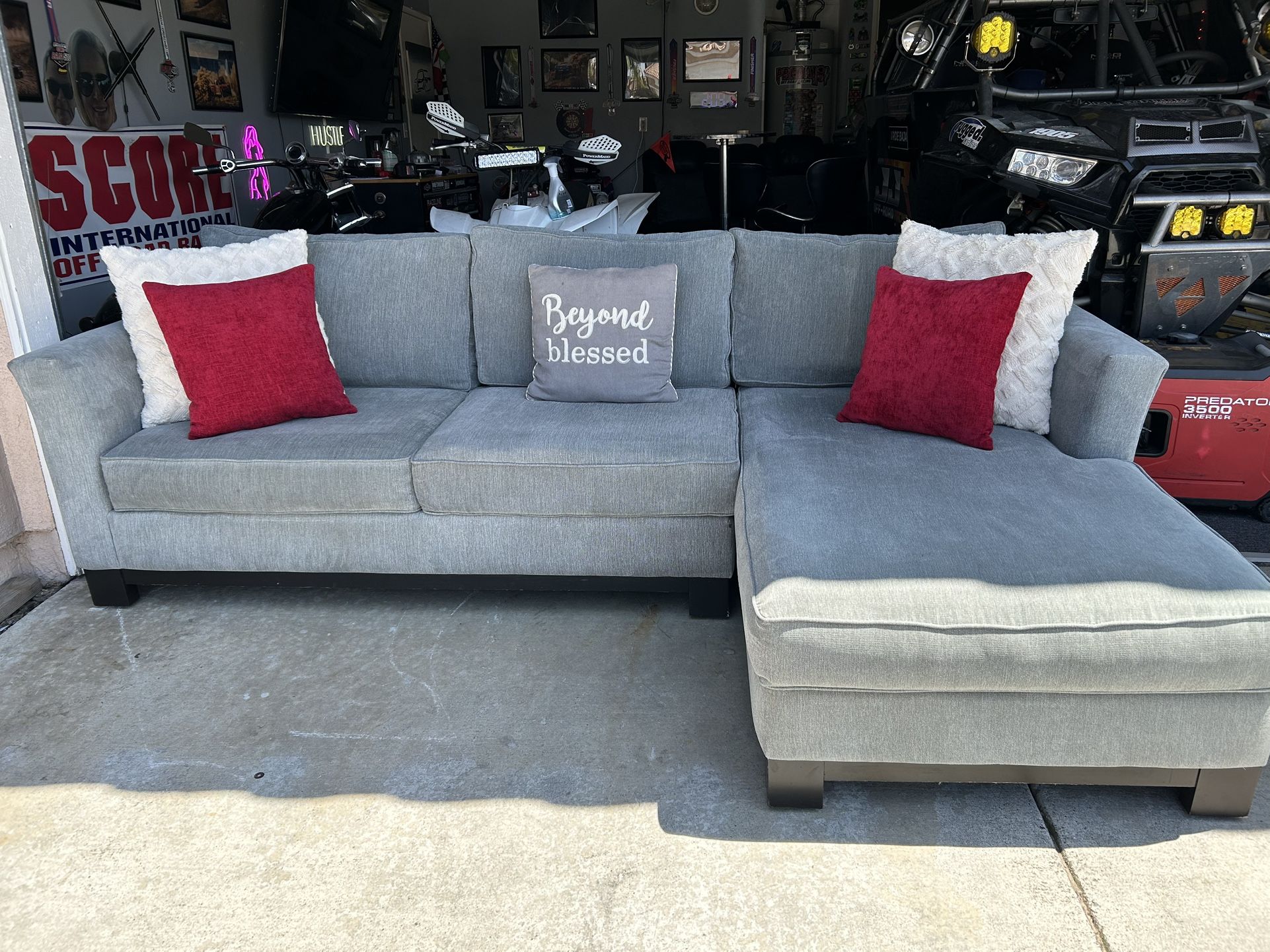 great condition modern sectional couch !!