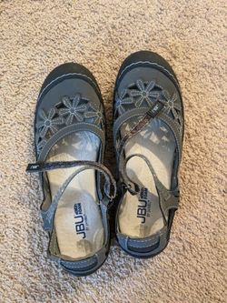 JBU Women Watershoe Size 8