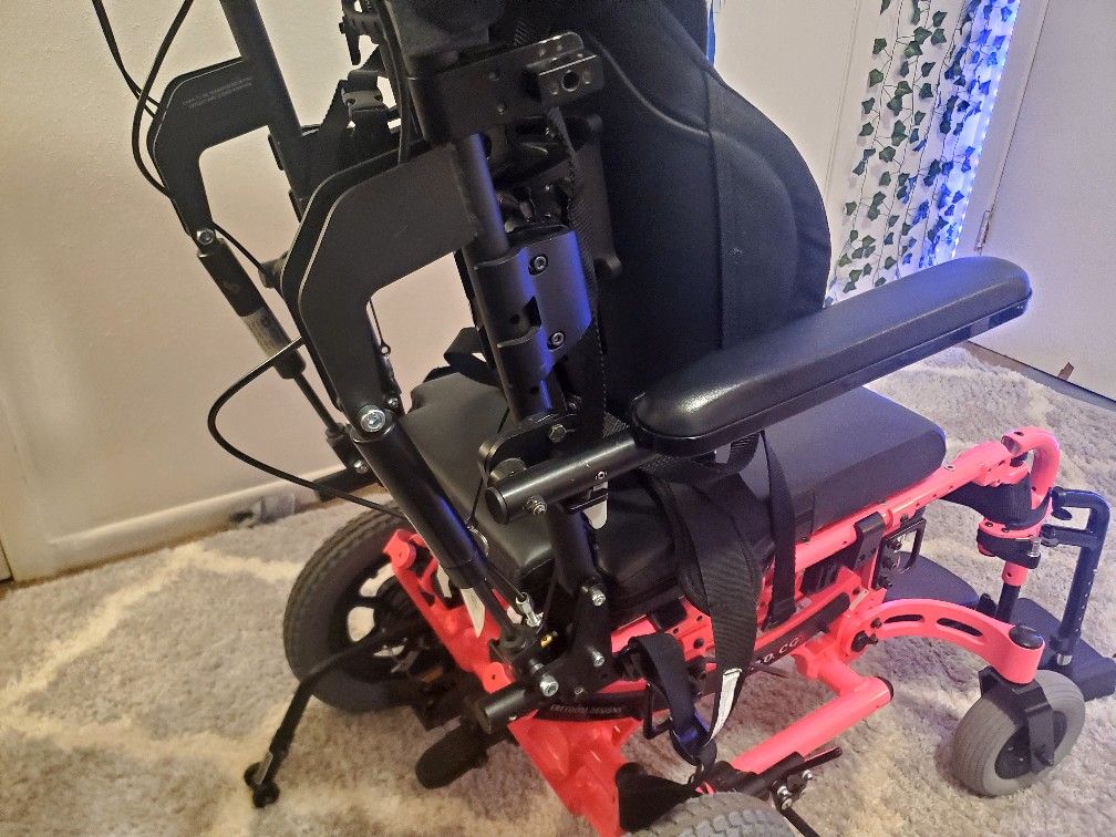 Freedom Designs PRO CG Wheelchair (Like New)