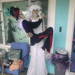 Skeleton Bride And Groom Animatronic ** NOT WORKING**