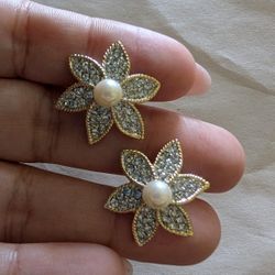 VINTAGE FLOWER SHAPED EARRINGS! 