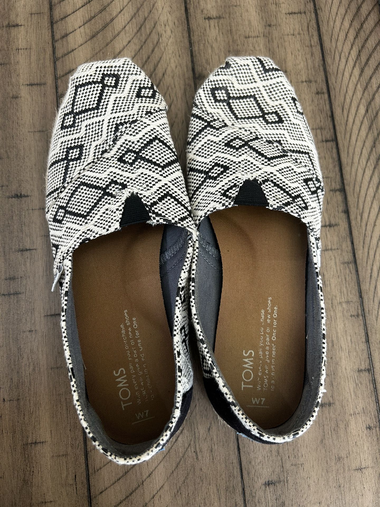 Women’s Size 7 Tom’s