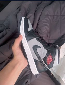 Jordan 1 shadow red