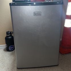 Black decker mini fridge