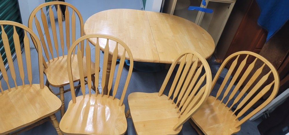 Solid wood Dining room set with 5 chairs and leaf extension.