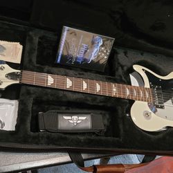 KEITH URBAN LIMITED-EDITION ELECTRIC GUITAR MADE IN USA WHITE BRAND NEW WITH CASE AND ACCESSORIES. 