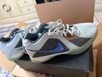 NIKE SNEAKERS SIZE 10