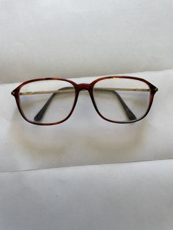 This is a pair of retro-style acetate-framed glasses. • Frame shape: The classic tortoiseshell large frame design, with its pattern of interwoven dark