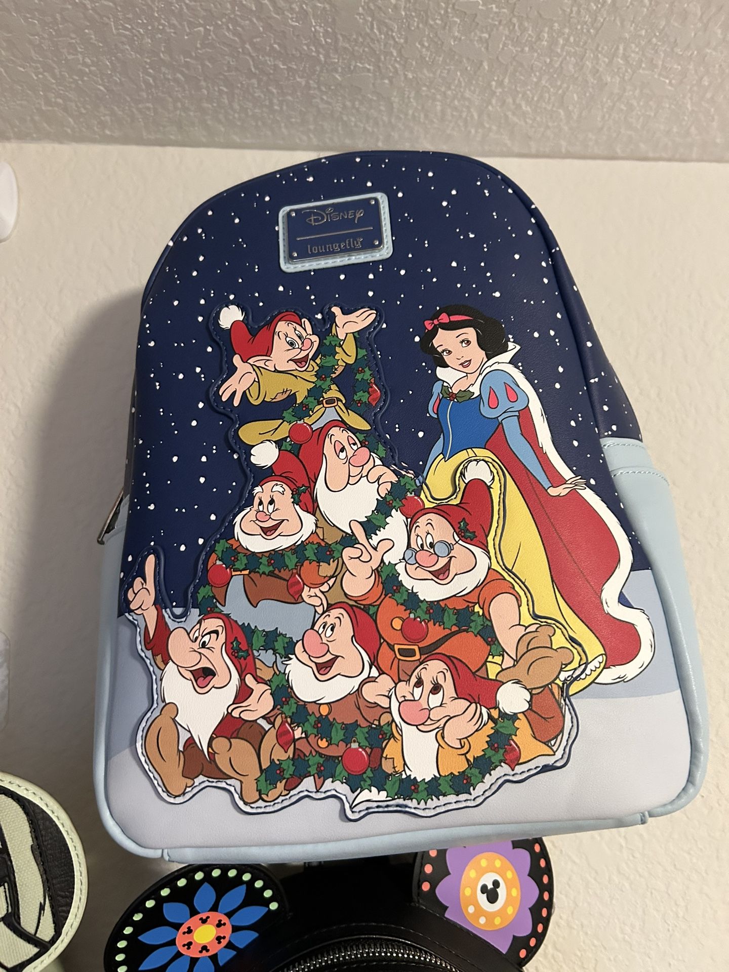 Snow White and the seven dwarfs lounge fly