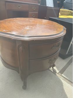 Antique round end table￼