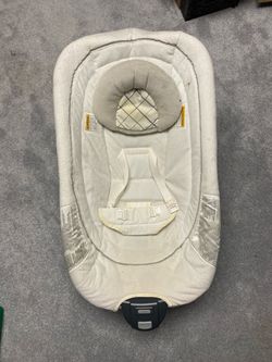 Baby lounger with vibrating modes