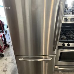 30 Wide  Like New Fridge 