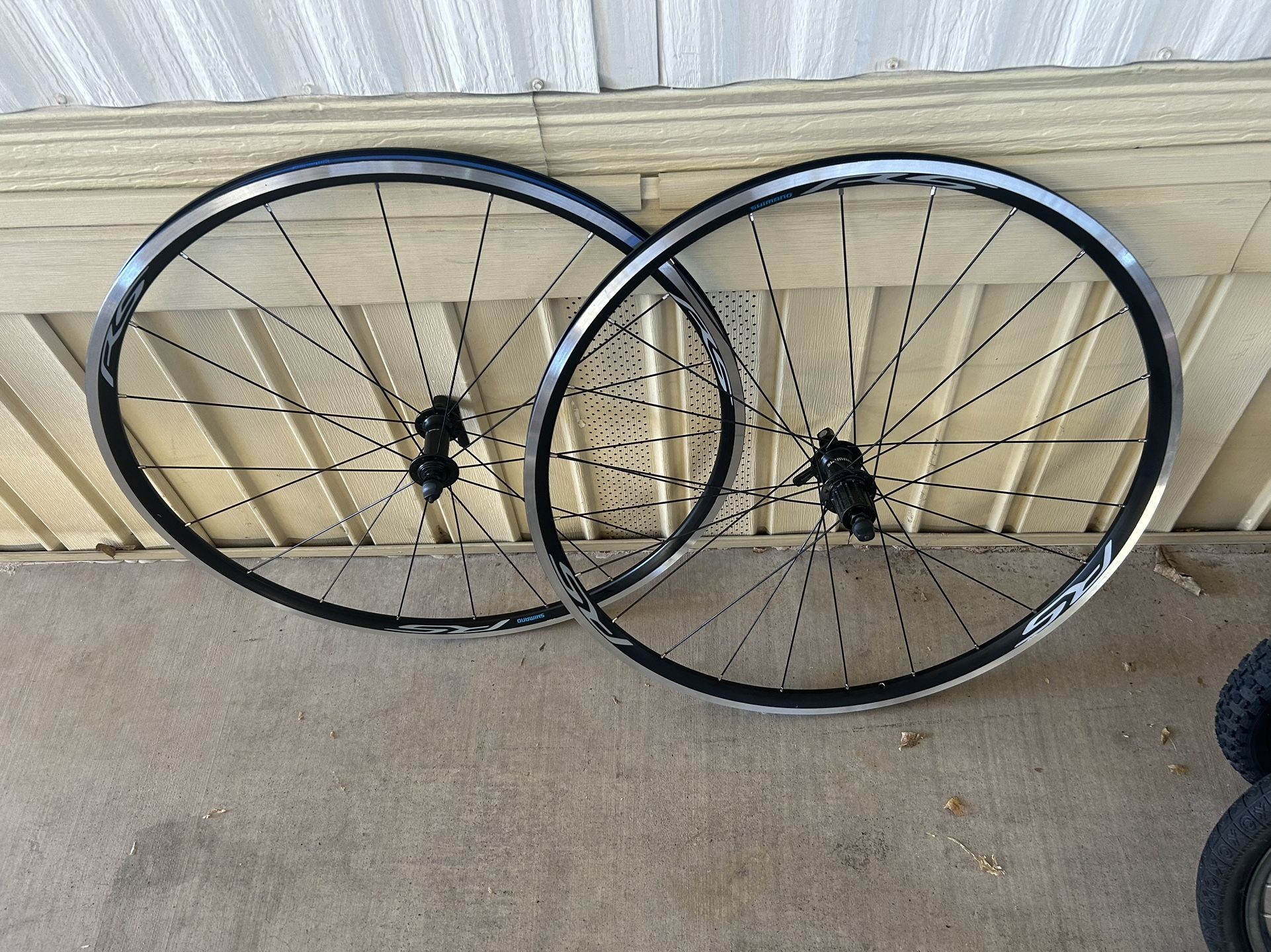 Shimano RS-100 Road Bike Wheel Set. NEW