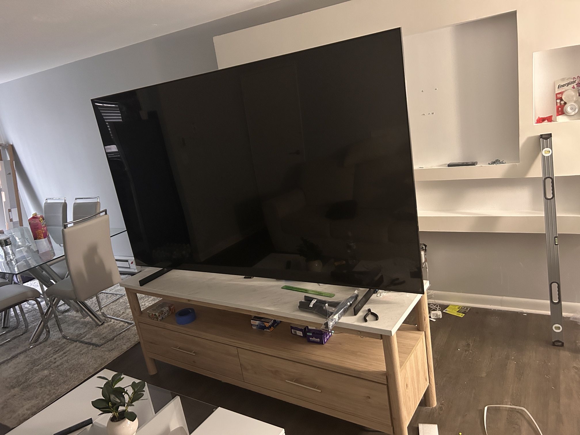 85” Samsung 4K Smart TV + Solid Wood TV Stand – Like New! (Bundle or Separate)
