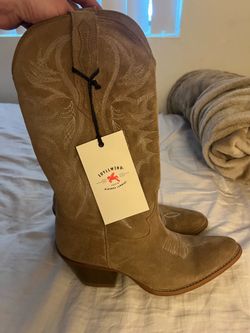 New With Tags IDYLLWIND Charmed Life Tan Suede Cowgirl Boots.