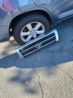 TOYOTA GRILL ( Great Condition ) Only 1
