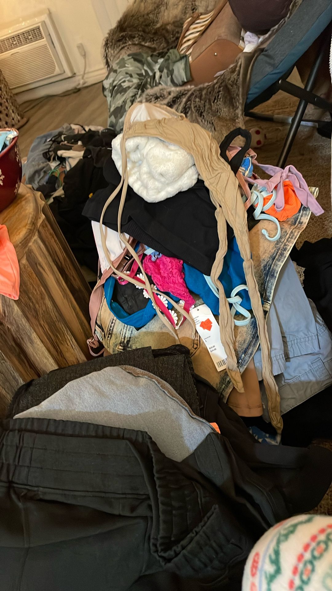 Ropa Usada Y Unas Piezas Nuevas De Mujer Es s