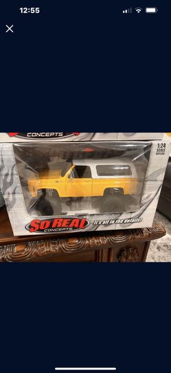 1/24 So Real Concepts '73-'75 Chevy K-5 Blazer in Chrome Yellow