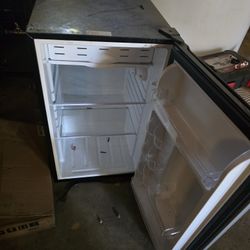 Magic Chef Compact Refrigerator with  Single Door