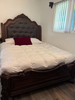 QUEEN BED AND 2 BEAUTIFUL MARBLE AND GREAT WOOD NIGHTSTANDS ( NO MATTRESS)