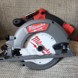 Milwaukee
M18 FUEL 18V Lithium-Ion Brushless Cordless 6-1/2 in. Circular Saw (Tool-Only)