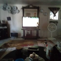 42 Inch TV With Stand Glass In The  Middle 