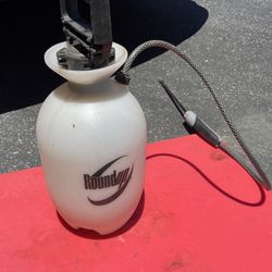  a Roundup 1-Gallon plastic pump sprayer,
