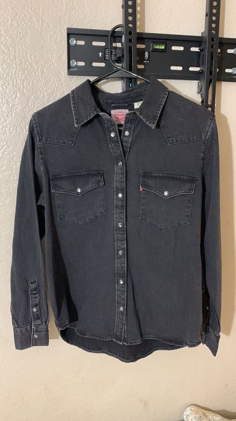 Women’s Levi’s M Button Up