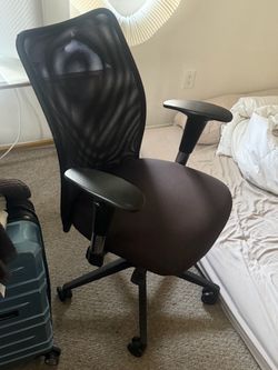 Black Mesh Back Office Chair with Armrests