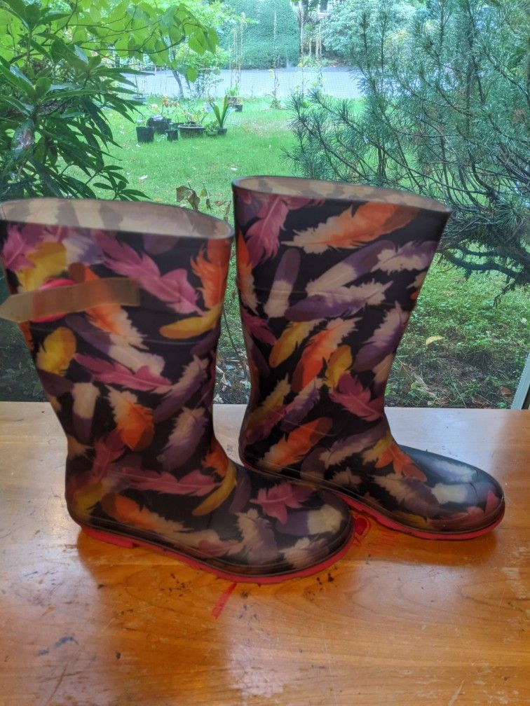 Girls Rubber Rain Boots - Size 6, Charcoal w/ Multicolored Feathers