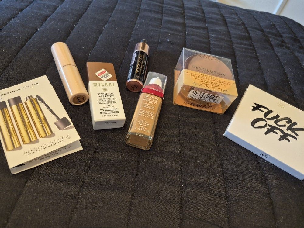MAKEUP BUNDLE PALLET REVOLUTION & MORE