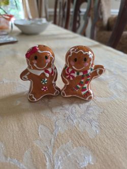 Christmas Ceramic Gingerbread Couple Salt & Pepper Shaker Set Boston Warehouse
