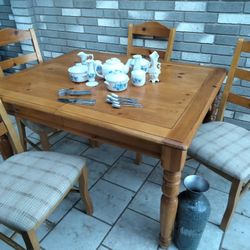Comedor Marca Ashley Todo Incluido!